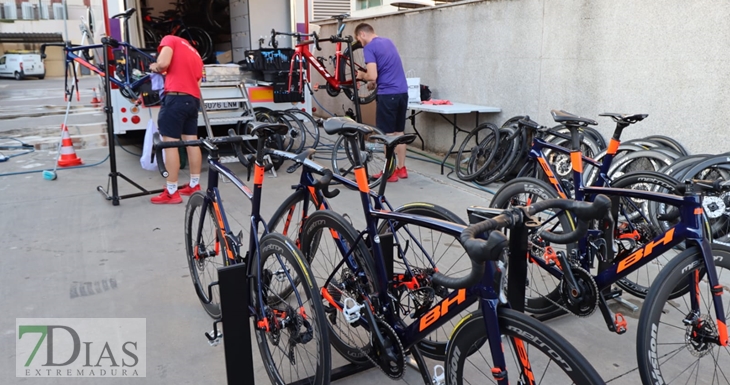 Los equipos de la Vuelta España que pernoctan en Badajoz preparan sus equipos para el Pico Villuercas