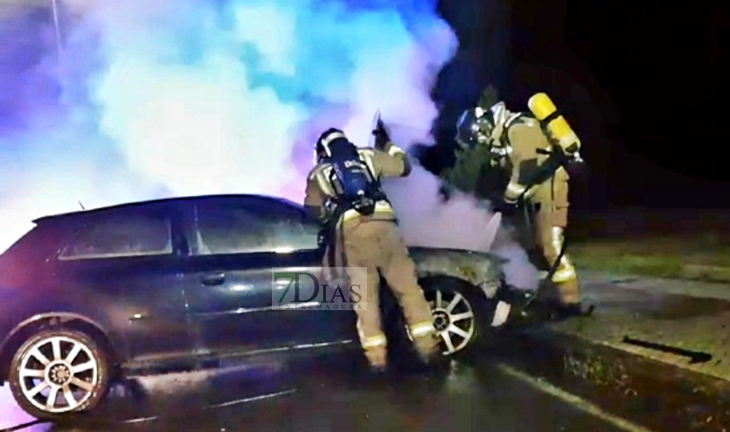 Arde un turismo en la barriada pacense de Cerro Gordo