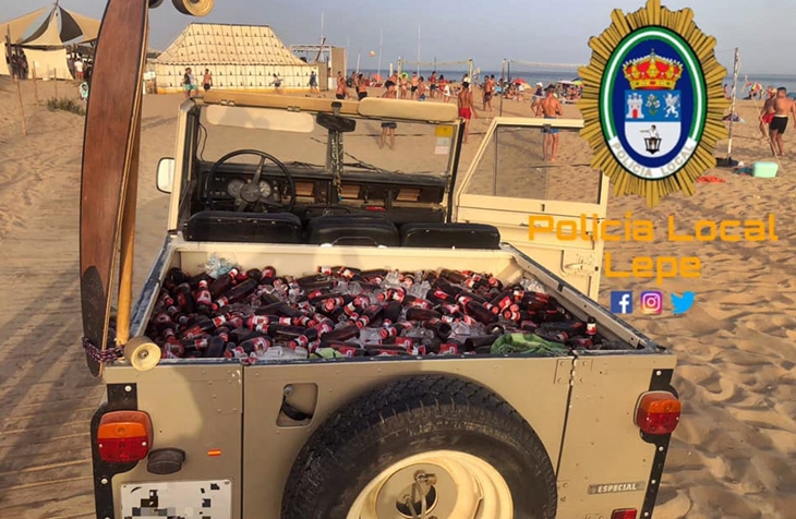 Intenta entrar con un todorreno lleno de 200 botellines de cerveza en la playa de La Antilla