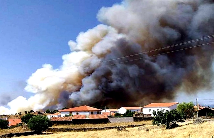 Incendio fuera de control en Cedillo (Cáceres)