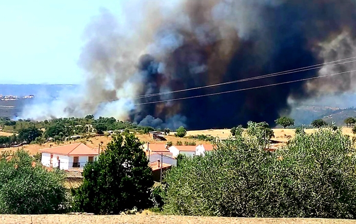 Incendio fuera de control en Cedillo (Cáceres)