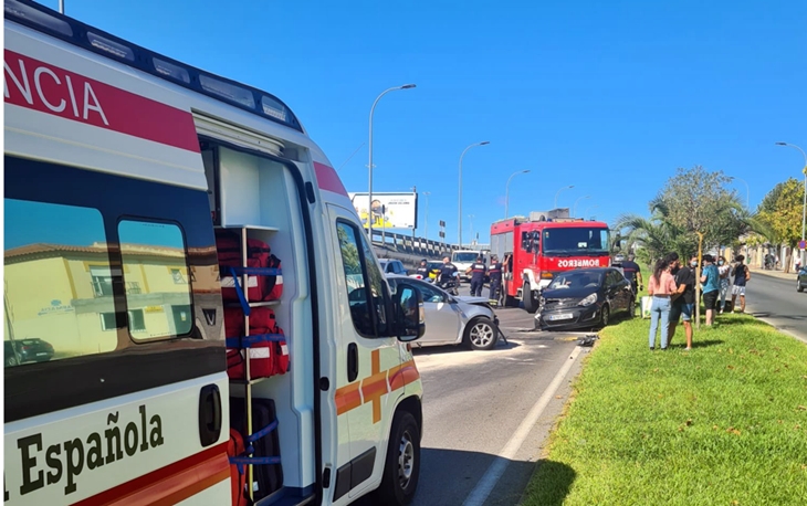 Colisión frontal entre dos turismos en Badajoz