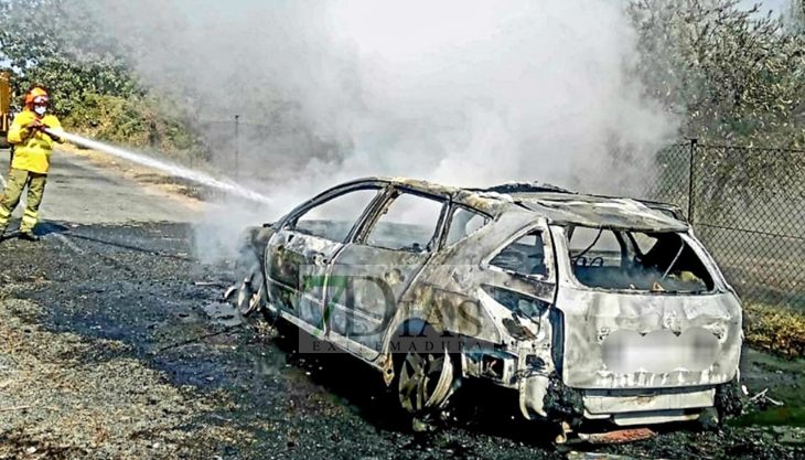 Bomberos del SEPEI y Forestales actúan en un incendio de vehículo en la Vera (CC)