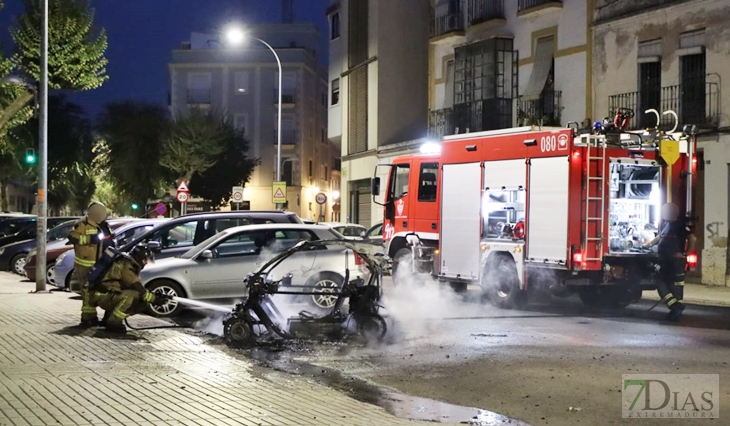 Arde de madrugada un vehículo en las calles pacenses
