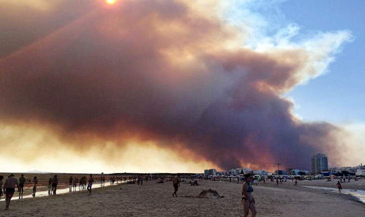 Grave incendio en el Algarve cerca de la frontera con España