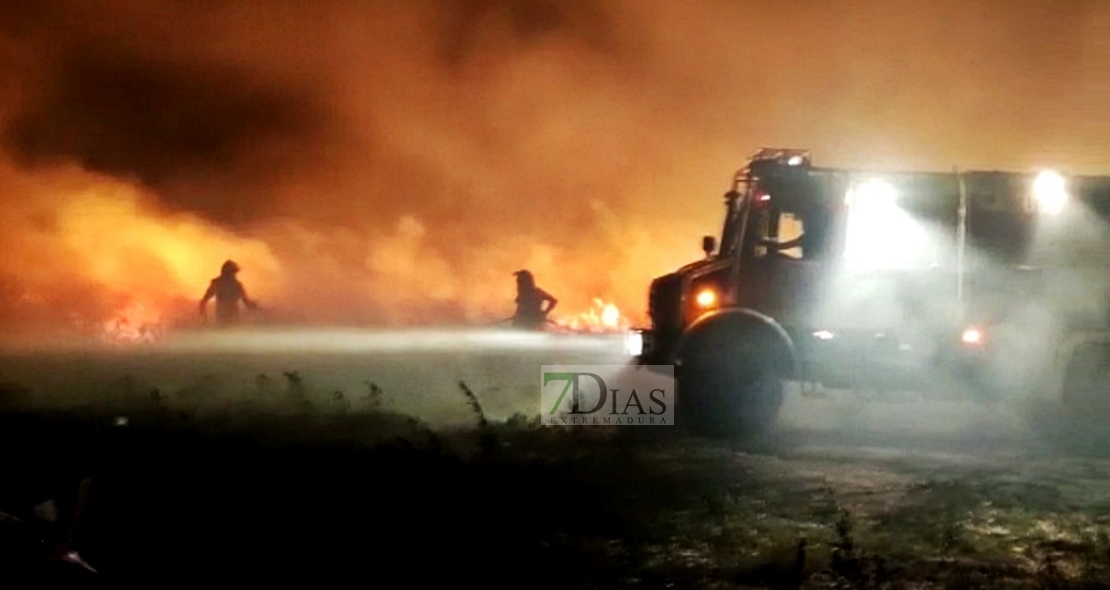 Incendio de madrugada cercano a Gévora (Badajoz)