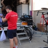 Los equipos de la Vuelta España que pernoctan en Badajoz preparan sus equipos para el Pico Villuercas