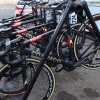 Los equipos de la Vuelta España que pernoctan en Badajoz preparan sus equipos para el Pico Villuercas