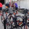 Los equipos de la Vuelta España que pernoctan en Badajoz preparan sus equipos para el Pico Villuercas
