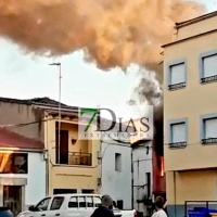 Espectacular incendio de vivienda en Ahigal (Cáceres)