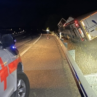 Pierde el control y vuelca un tráiler en la A-5 a su paso por Extremadura