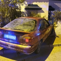 Investigada tras empotrarse contra una vivienda mientras conducía bebida y sin carnet