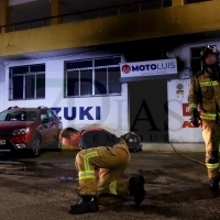 Los Bomberos actúan en un incendio en un taller de motos de Badajoz