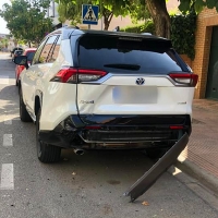 Un vehículo se da a la fuga tras impactar contra otro aparcado en Badajoz