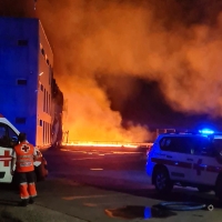 Continúa activo el grave incendio en la nave hortofrutícola entre Calamonte y Arroyo