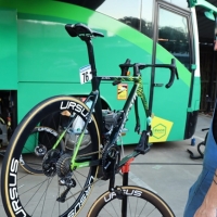Los equipos de la Vuelta España que pernoctan en Badajoz preparan sus equipos para el Pico Villuercas