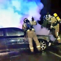 Arde un turismo en la barriada pacense de Cerro Gordo