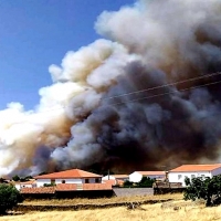 Incendio fuera de control en Cedillo (Cáceres)