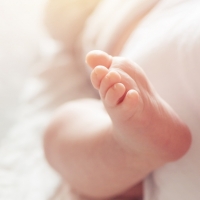 Un bebé de cuatro meses en estado crítico: “Lo lanzaban para que se riera”