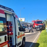 Colisión frontal entre dos turismos en Badajoz