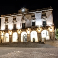 El Ayto de Cáceres ilumina su fachada en solidaridad con el pueblo afgano