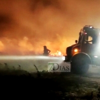 Incendio de madrugada cercano a Gévora (Badajoz)