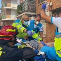 Cae desde una altura de seis metros sobre un coche