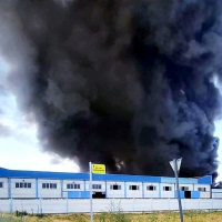 Arde una nave deportiva en Don Benito