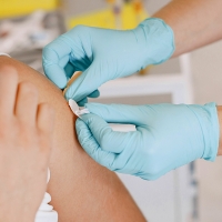 Según un estudio la vacunación por sí sola no acabará con la pandemia