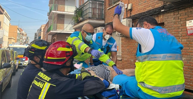 Cae desde una altura de seis metros sobre un coche