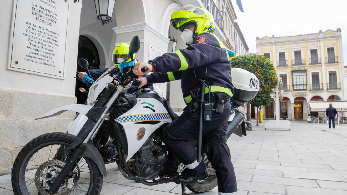 Entregan a la Policía Local un sobre extraviado que contenía 750 euros en Mérida