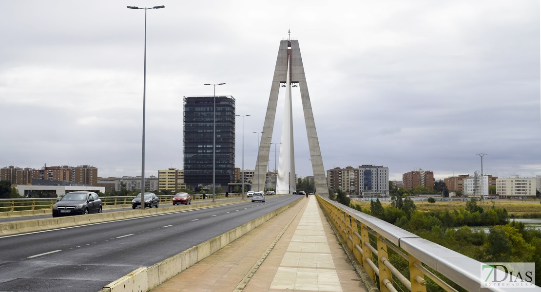 Sufre un trauma craneal tras ser atropellado en la rotonda del Puente Real (Badajoz)