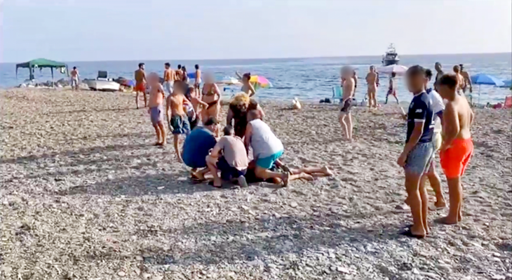 Bañistas detienen en una playa a dos narcotraficantes con 800 kilos de hachis
