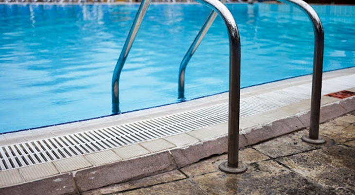 Denuncian la falta de inversión pública en el mantenimiento de la piscina municipal de Plasencia