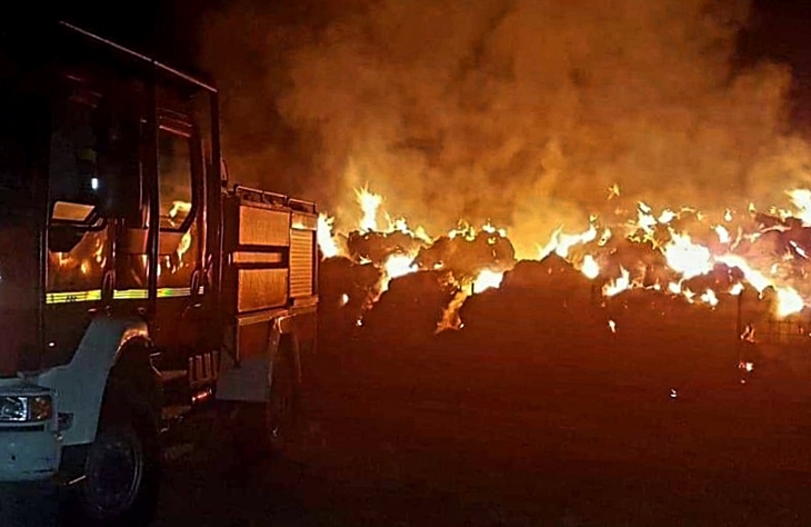 Incendio en una explotación ganadera de Higuera de Vargas (BA)