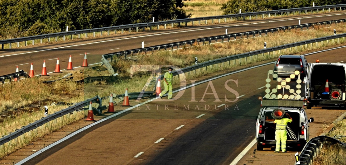 Un tráiler cargado de hierros se accidenta en la A-5