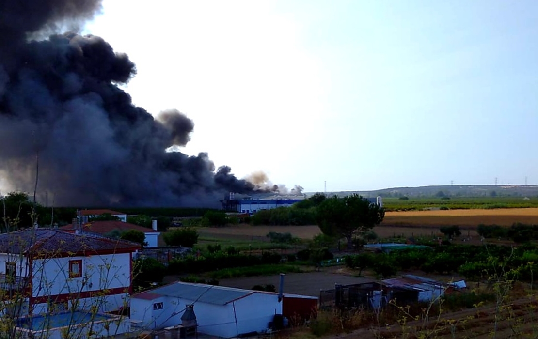 Grave incendio en una nave entre Calamonte y Arroyo de San Serván