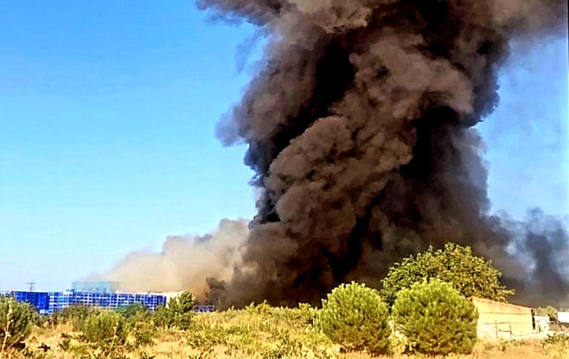 Grave incendio en una nave entre Calamonte y Arroyo de San Serván