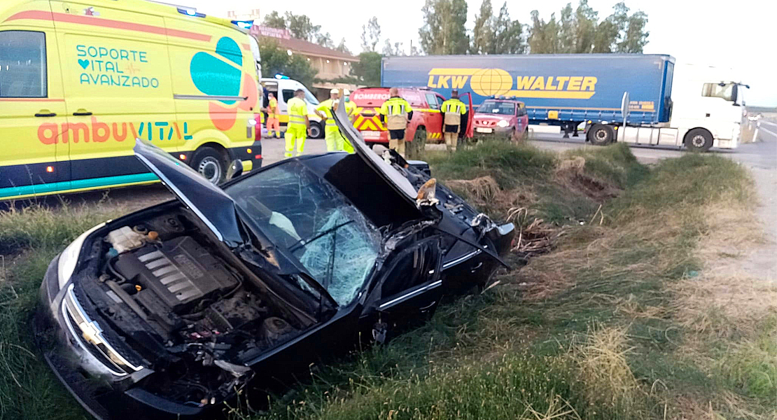 Queda atrapada en su vehículo tras un fuerte impacto con un camión en la N-430 (BA)