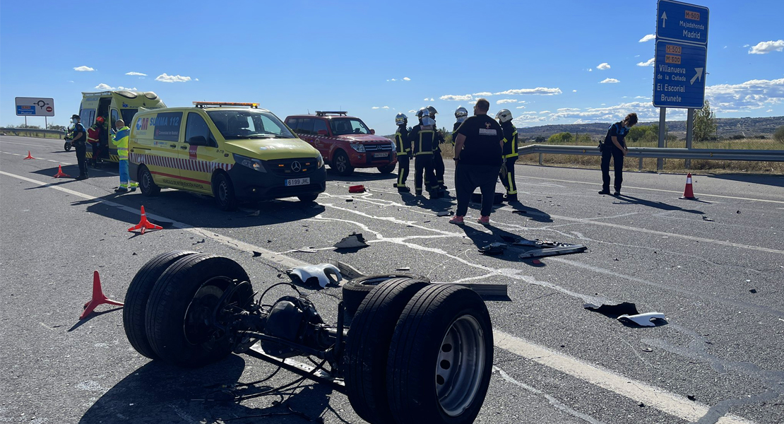 Impactante accidente tras colisionar un turismo y un camión de mudanzas