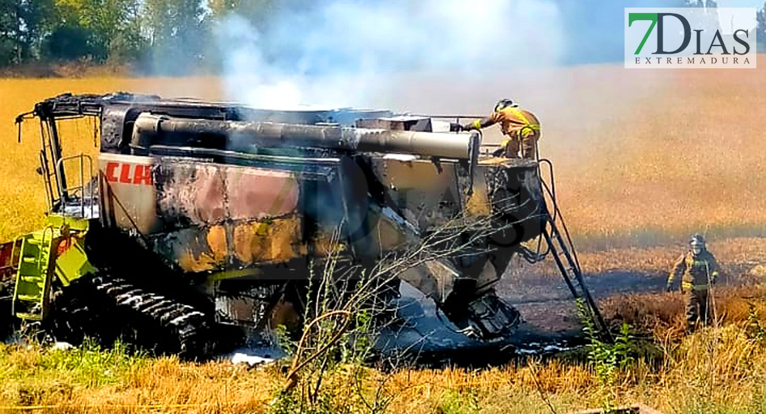 Bomberos de Badajoz actúan en un incendio de maquinaria agrícola en la pedanía de Alcazaba