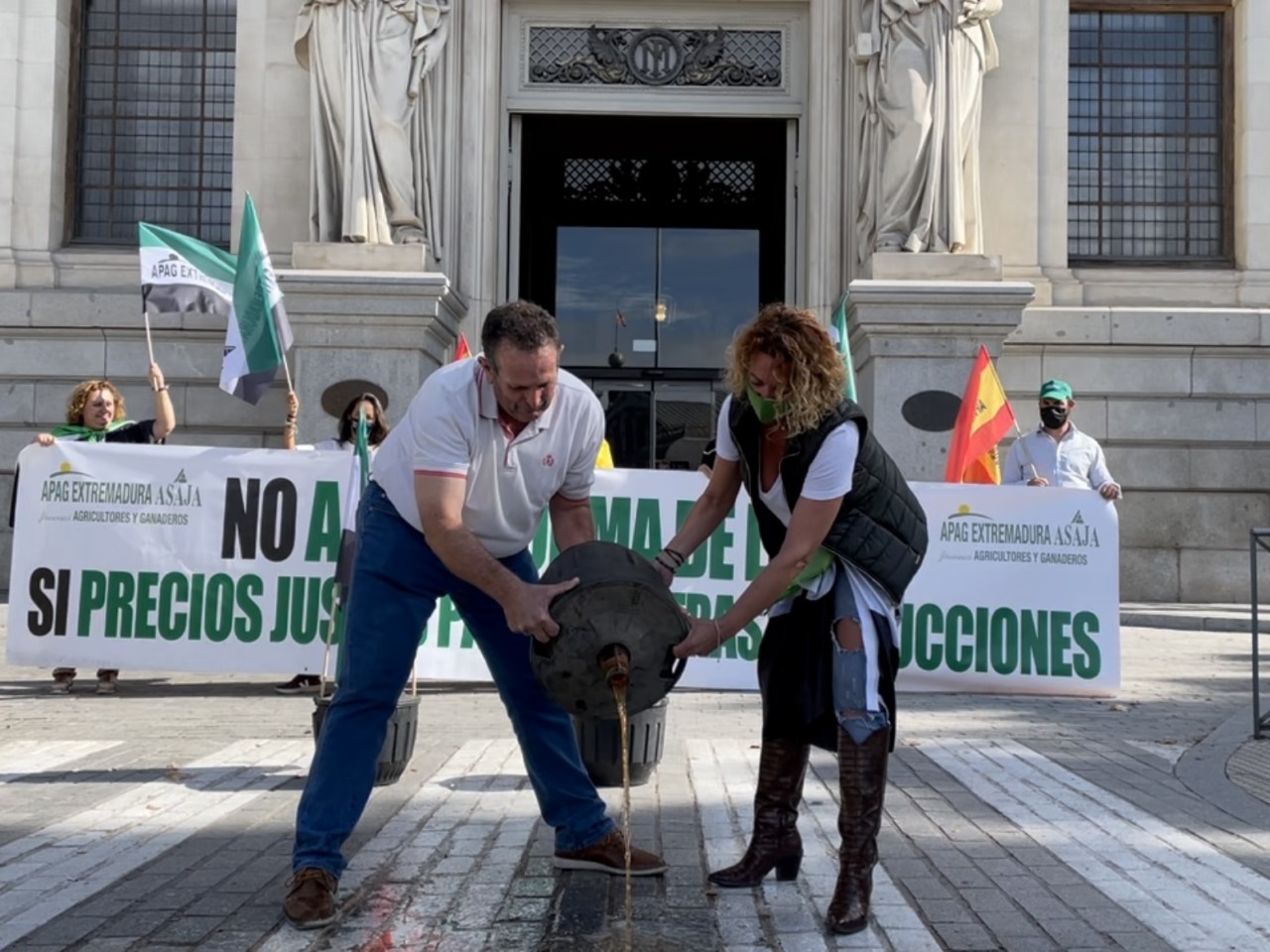 El ministro ni se ha dignado a interesarse por los agricultores extremeños acampados en Madrid