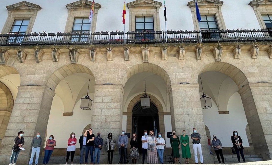 Minuto de silencio en Cáceres por los asesinatos de mujeres víctimas de violencia de Género