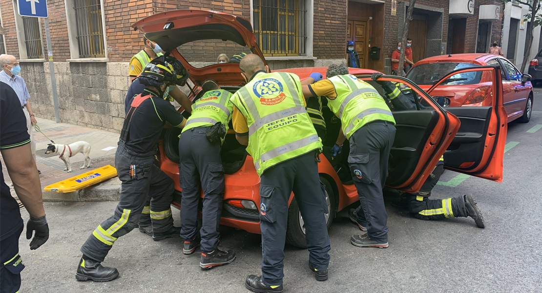 Una fallecida y varios heridos tras dos accidentes, uno de ellos entre un urbano y un turismo