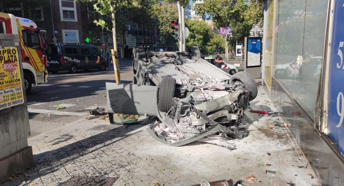 Pierde el control y choca contra una farola, un árbol y una moto