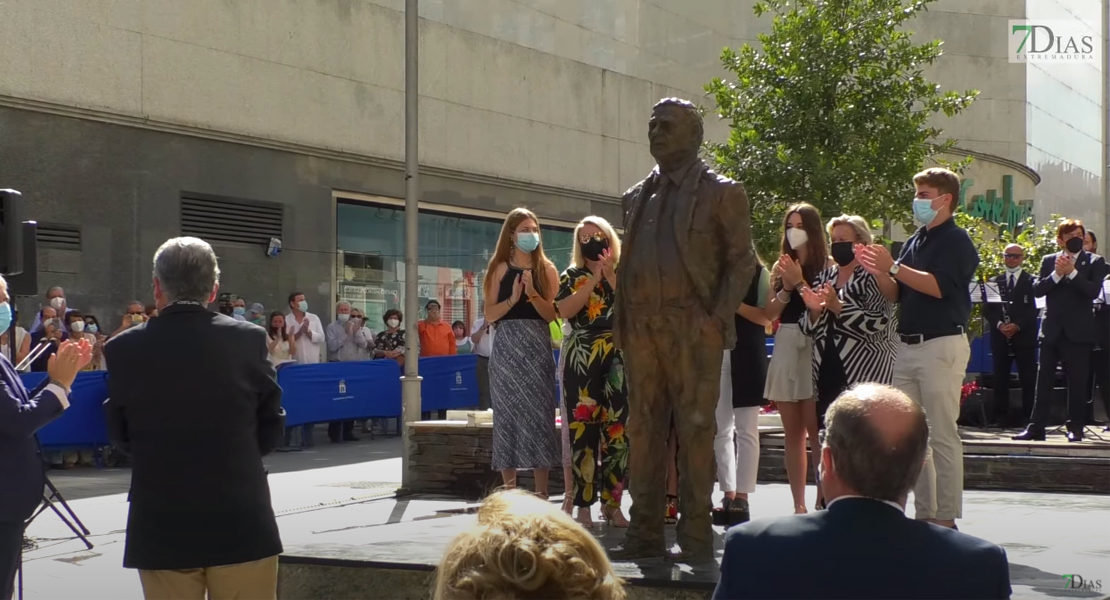 Piden la retirada de la estatua de Celdrán, &quot;el ex alcalde homófobo de Badajoz&quot;