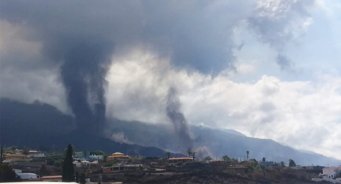 El cono del volcán de La Palma se rompe y una colada enorme va hacia el mar