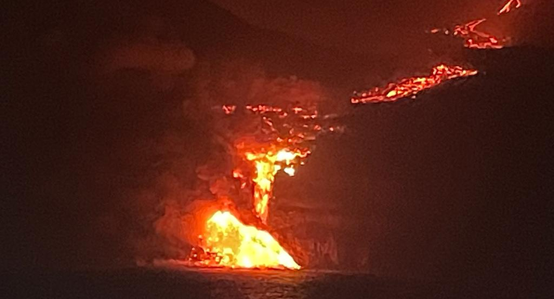 Se cumplen las predicciones y la lava llega al mar en La Palma