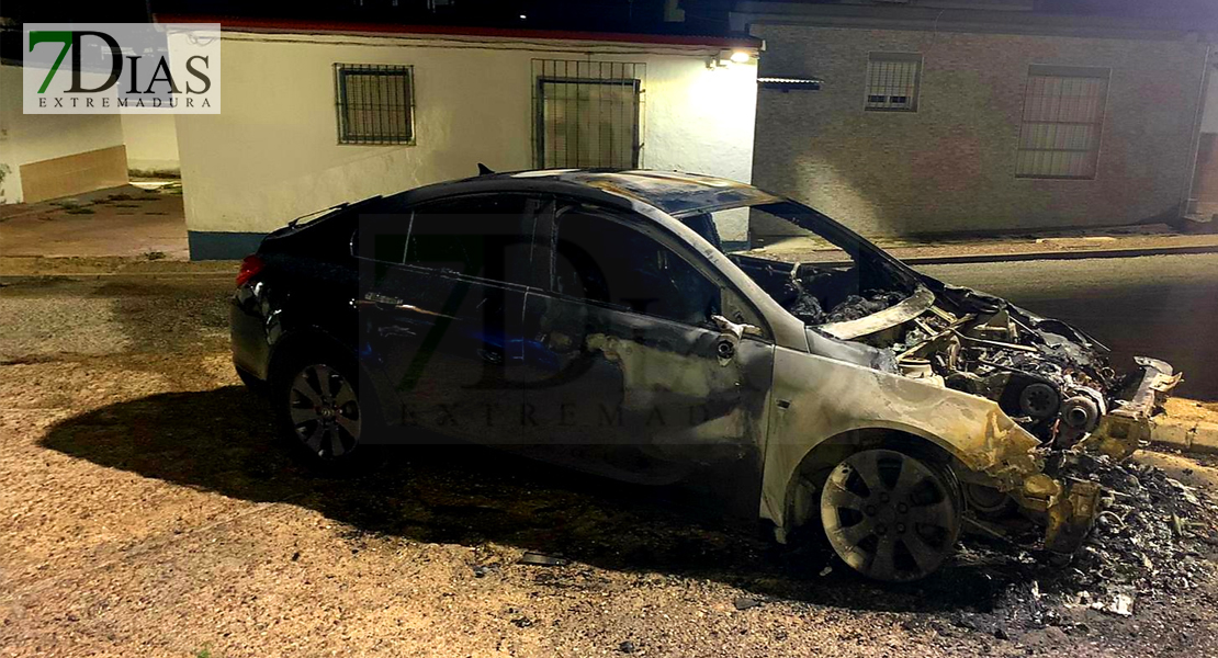 Un nuevo vehículo arde en las calles de Badajoz