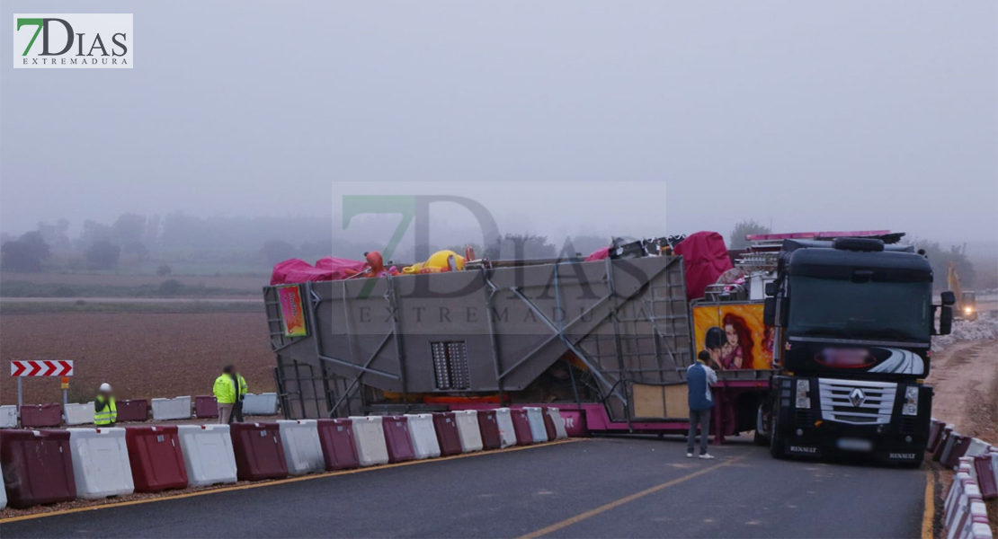 Un camión impide el acceso a Novelda del Guadiana (Badajoz)